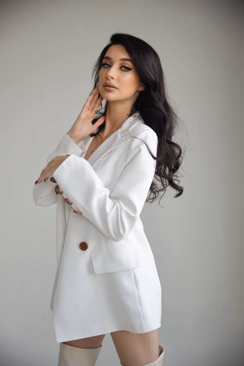 Марина Павельська у білому костюмі